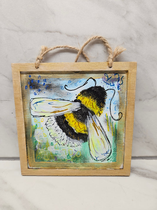 Mini wooden bee picture