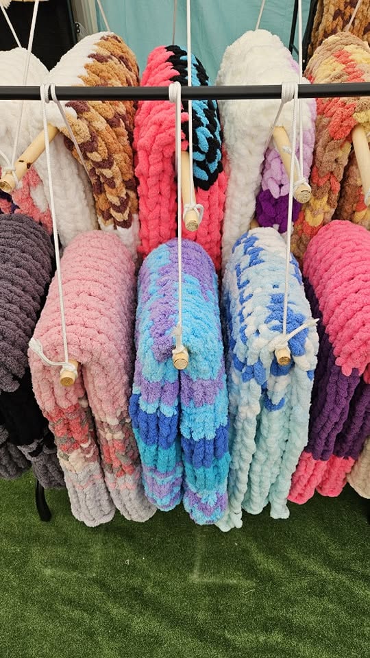 Make a luxury soft, chunky finger knitted blanket- Sat 8th August 12-4pm