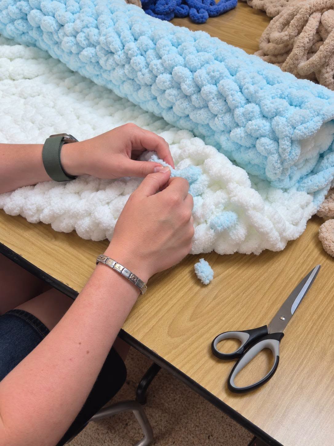 Make a luxury soft, chunky finger knitted blanket- Sat 10th October 12-4pm